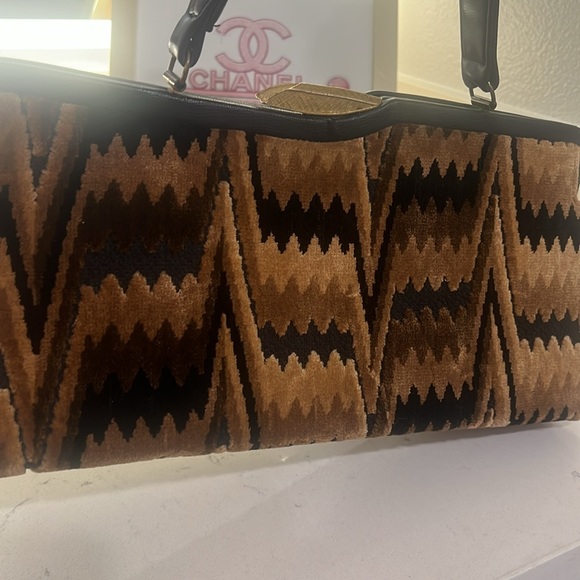Vintage neutral tone chevron carpet bag.  Stylish Geometric Shoulder Bag - Picture 15 of 16